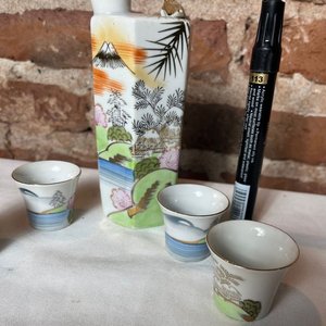 Juego de Sake de Porcelana Japonesa con Botella y 4 Vasitos - imagen 5