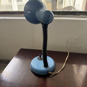 Lámpara de Escritorio Azul Metálica con Cuello Flexible - imagen 4