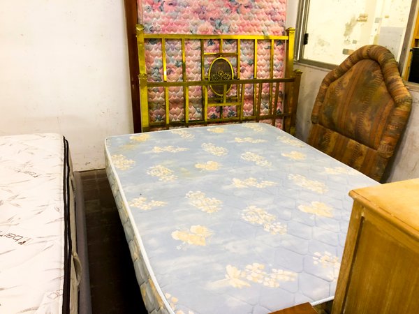 Respaldo de Cama Estilo Art Decó Dorado y Colchón