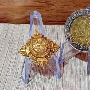 Lote de Medallas, Broches y Mini Espada Decorativa - imagen 7
