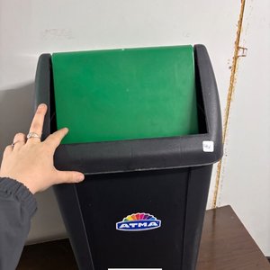 Basurero Grande Negro con Tapa Verde Marca ATMA - imagen 3