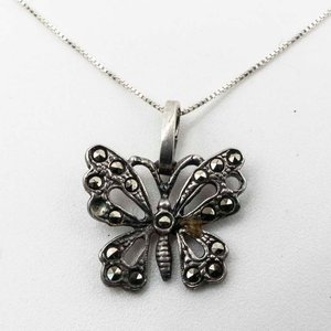 Lote siguiente: Colgante Mariposa de Plata con Marquesitas y Cadena