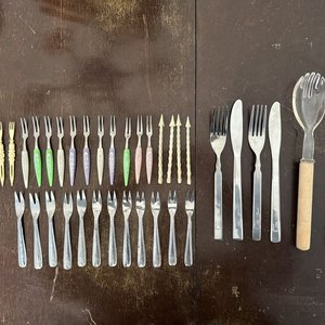 Lote de Cubiertos Surtidos: Tenedores Decorativos, Utensilios de Mesa y Servidores Grandes - imagen 2