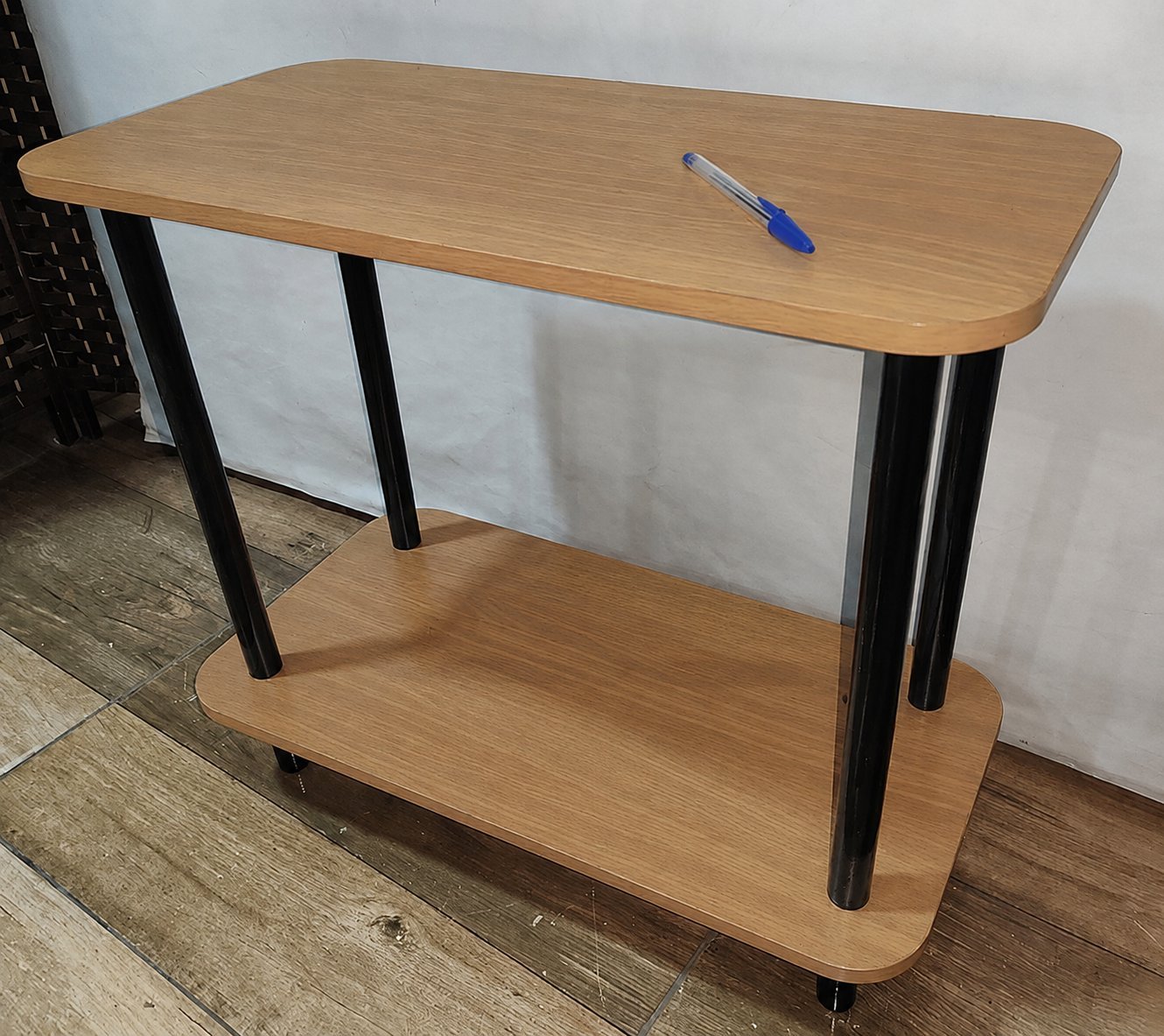 Mesa Auxiliar de Dos Pisos, Patas de Madera Color Nogal, 60x30cm