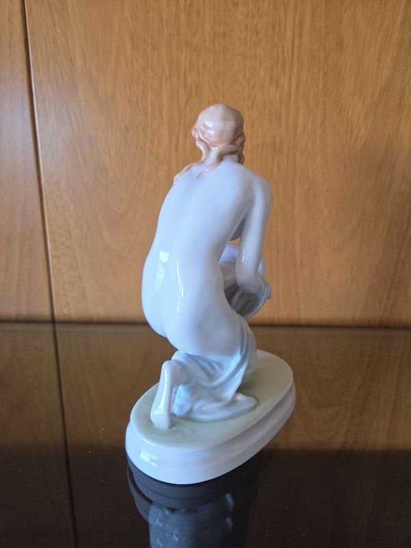 Figura de mujer en porcelana Húngara pintada a mano - imagen 4