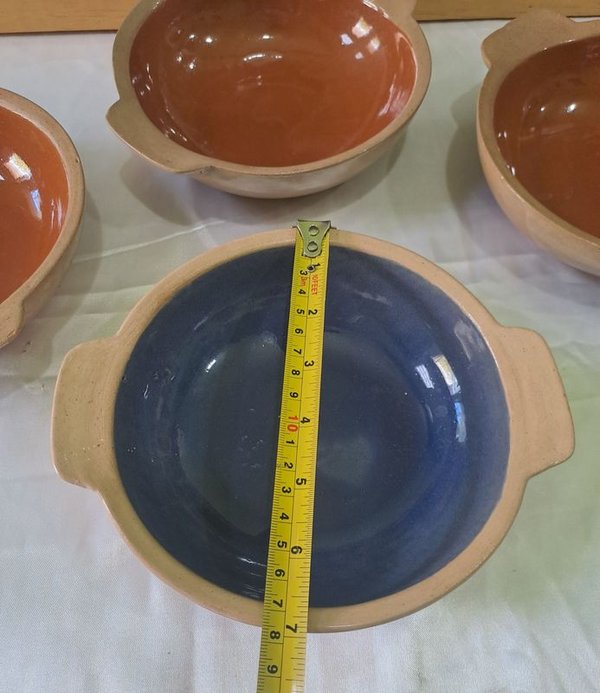 Cuatro tazas de barro con colores, mínima chapa en su borde - imagen 3