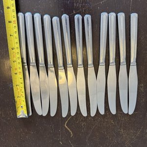 Juego de 11 Cuchillos de Mesa Acero Inoxidable con Líneas Decorativas - imagen 3