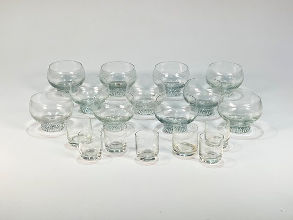 Juego de 18 Piezas de Cristalería: 11 Copas de Postre y 7 Vasos de Licor