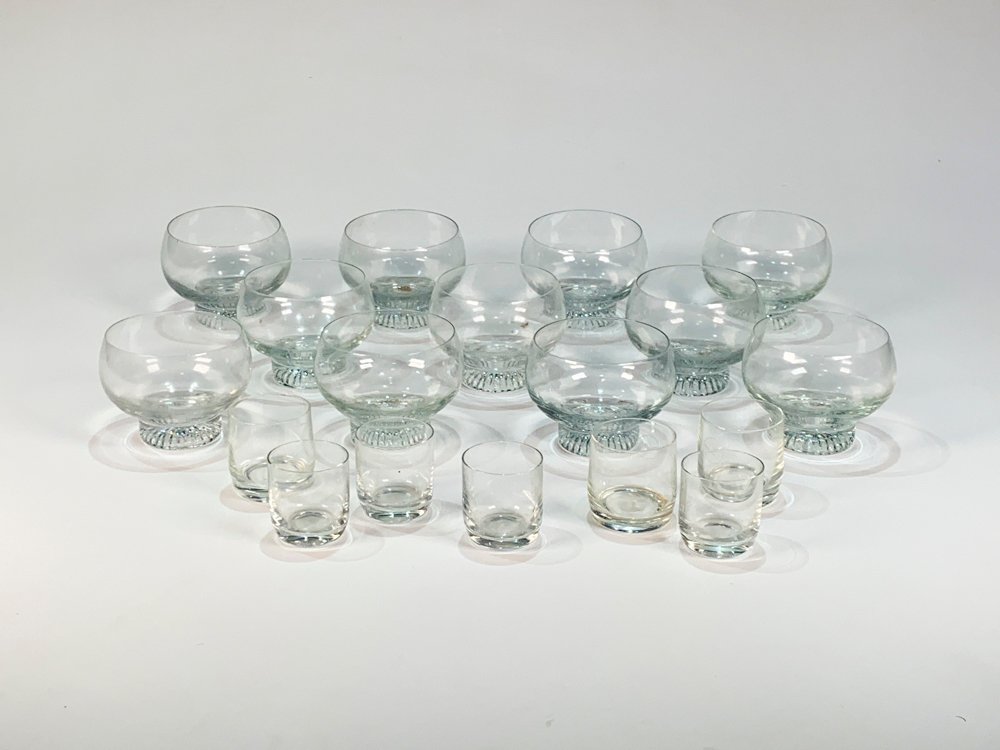 Juego de 18 Piezas de Cristalería: 11 Copas de Postre y 7 Vasos de Licor