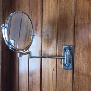 Espejo de Pared Doble Cara con Aumento, Base y Brazo Cromado - imagen 3