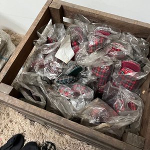 Lote de Más de 50 Pares de Pantuflas y Calzado Variado - imagen 3
