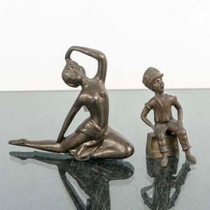 Lote siguiente: Dos Figuras de Bronce: Bailarina y Niño Sentado