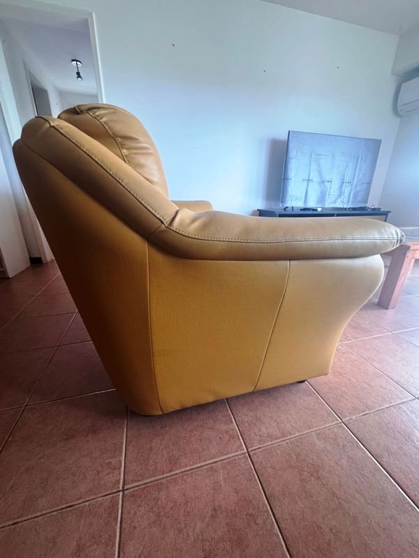 Silla de cuero de tres cuerpos en buen estado - imagen 6