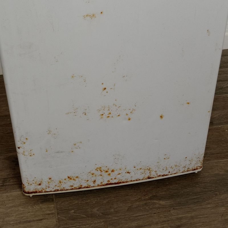 Refrigerador blanco marca Tem en mal estado - imagen 5