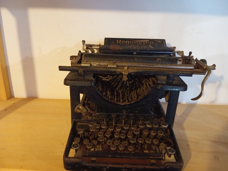Lote siguiente: Antigua máquina de escribir Remington para coleccionistas