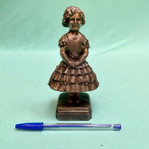 Rara figura de la famosa actriz infantil Shirley Temple . Publicidad de "La Especial de Niños", Esteban Campora. Agraciada 2322. Realizada en peltre. Tiene un detalle al dorso en el vestido. Altura: 16 cm. - imagen 2