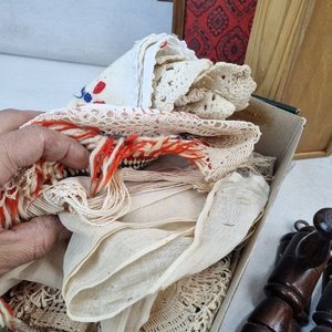 Lote Surtido: Percheros Madera, Bandejas Decoradas, Centro de Mesa Fibras Naturales y Complementos Textiles - imagen 3