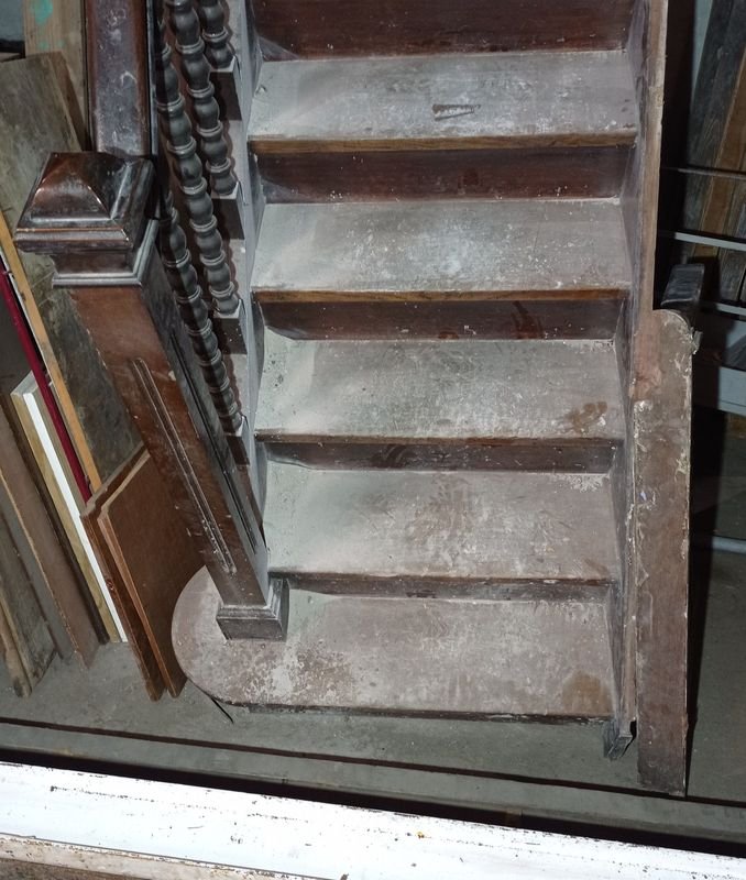 Escalera antigua con barandas torneadas, completamente en cedro - imagen 5