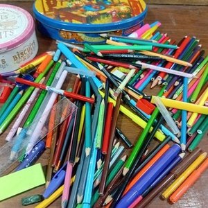 Lote siguiente: Lote de Lápices de Colores y Latas Decorativas