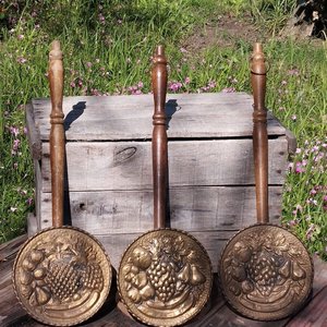 Set de 3 Adornos de Bronce con Diseño Frutal "Made in England" - imagen 1