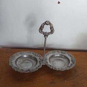 Lote siguiente: Centro de Mesa Antiguo de Plata Sellada con Diseño de Hojas y Frutas