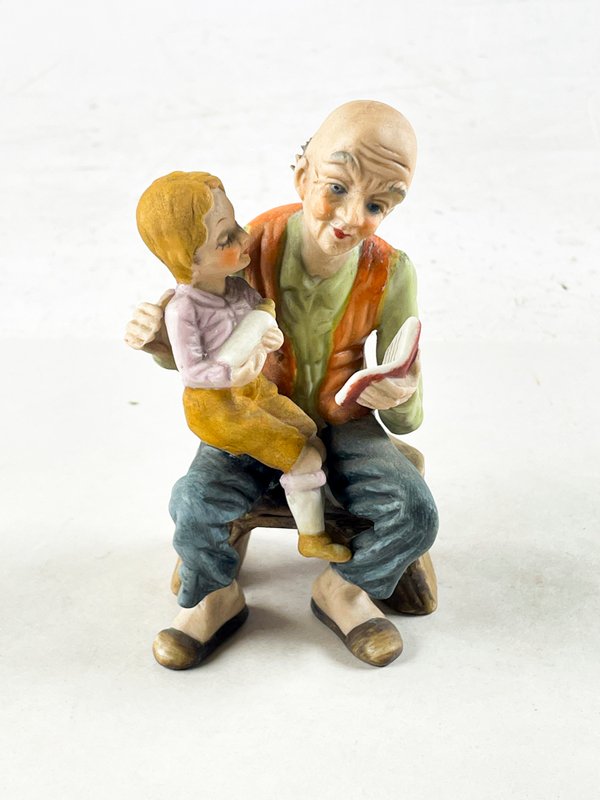 Figura de Porcelana: Anciano Leyendo a Niño, 13 cm - imagen 1