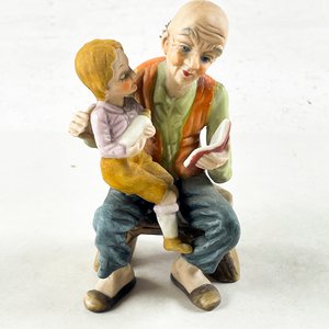 Lote siguiente: Figura de Porcelana: Anciano Leyendo a Niño, 13 cm