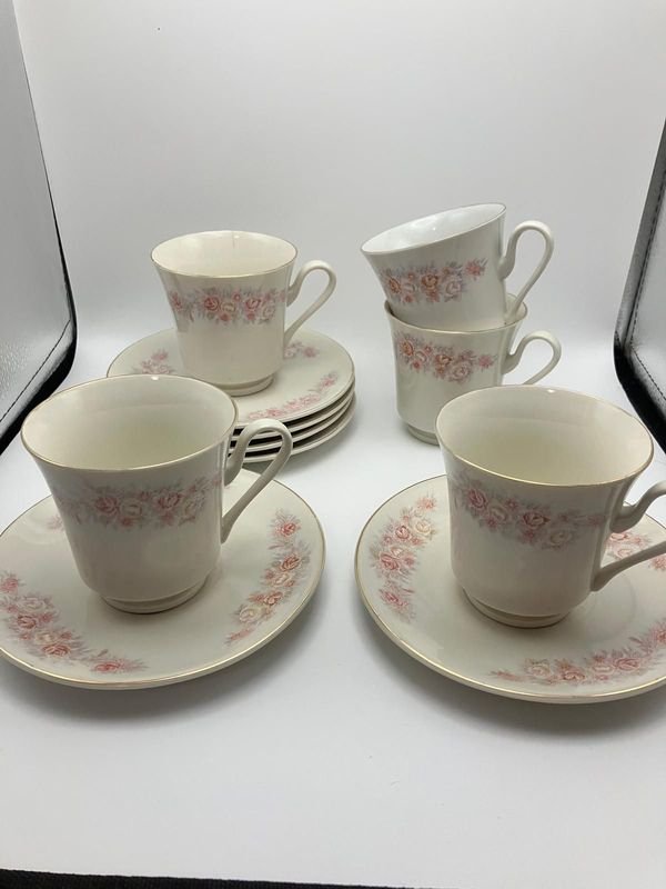 Juego de Tazas y Platillos de Porcelana Vintage con Flores Rosas