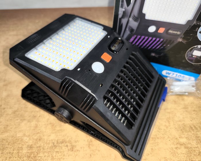 FOCO ESTERIOR RECARGABLE SOLAR: Cargador solar con pinza y recarga solar - imagen 2