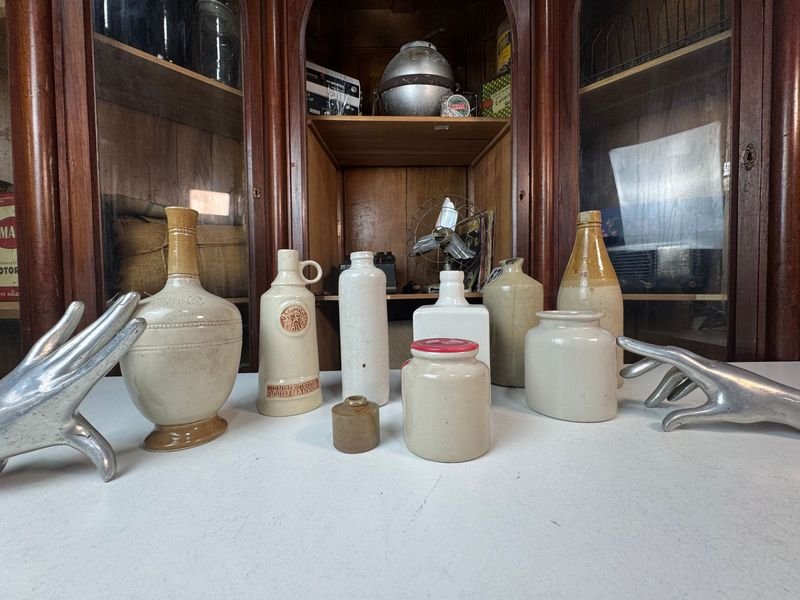 Lote siguiente: Colección de porrones de gress, incluyendo 2 con detalles