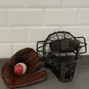 Antiguo Set de Béisbol: Guante de Receptor, Careta y Pelota - imagen 2