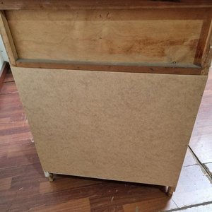 Mueble Auxiliar Tono Claro con Tapa Blanca y Puertas - imagen 5