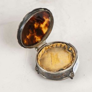 Alhajero Ovalado de Plata y Carey con Detalles Decorativos - imagen 2