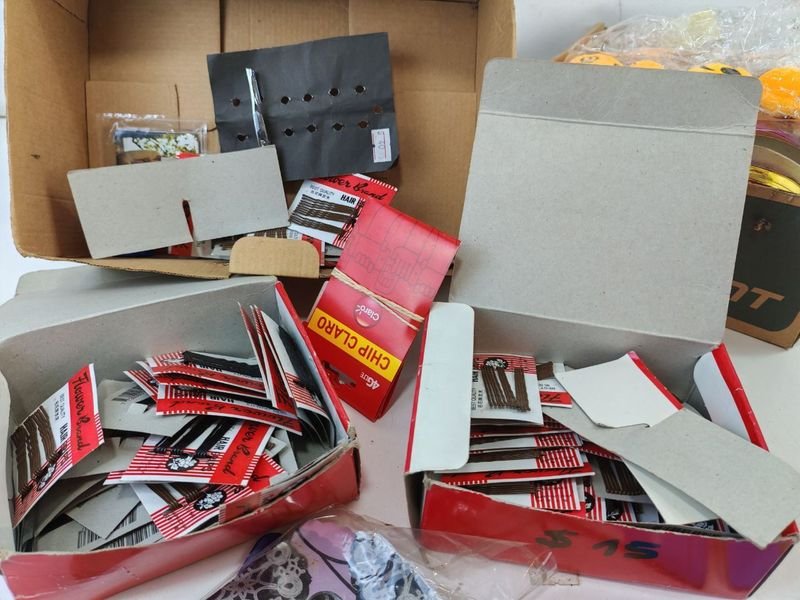 Lote de Bazar y Papelería: Sobres, Pirotines, Art. Tocador y más - imagen 8