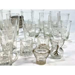 Lote de 32 Piezas de Vidrio Hialino: Vasos y Jarritas para Licor - imagen 4