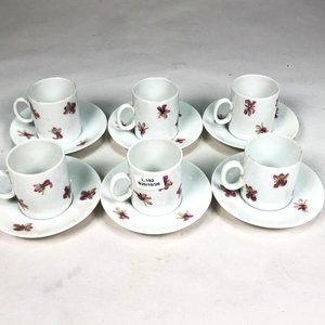 Lote siguiente: Juego de 12 Pocillos y Platitos de Porcelana Blanca con Diseño Floral