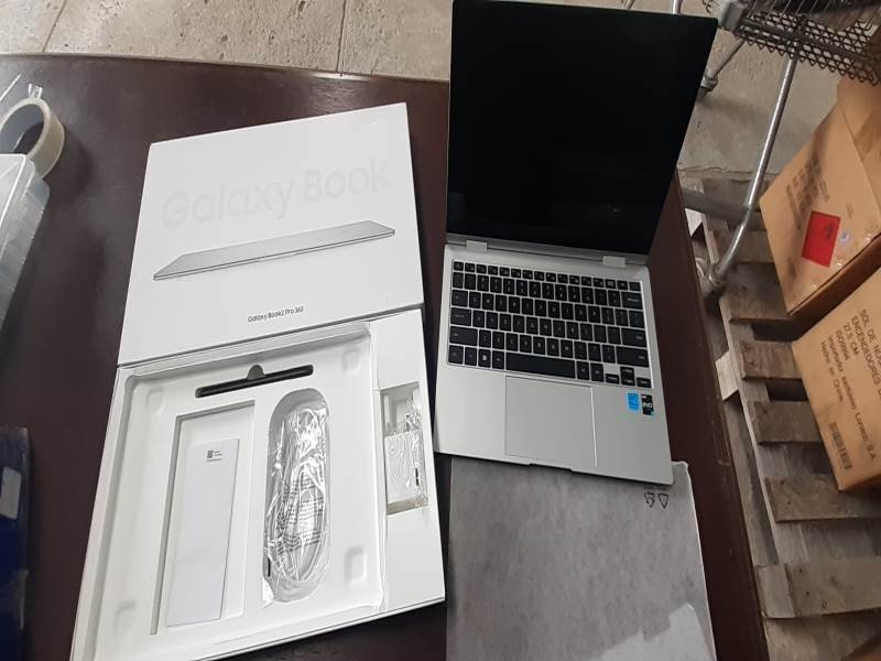 Notebook Samsung Galaxy Book 2 Pro 360 con Accesorios y Caja