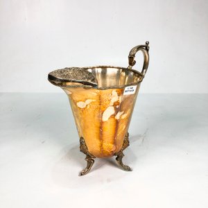 Jarra Antigua de Metal Labrado con Tres Patitas y Asa - imagen 1