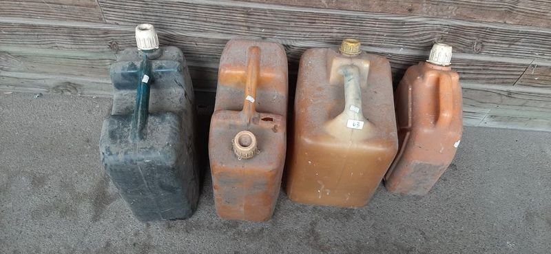 Lote anterior: Bidones de combustible de plástico en buen estado