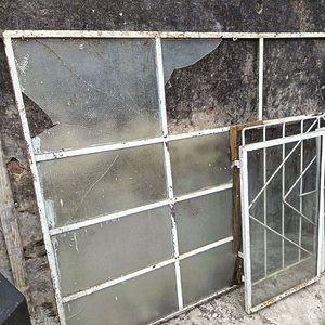 Ventanal de Dos Hojas con Vidrios Fijos y Rejas - imagen 2