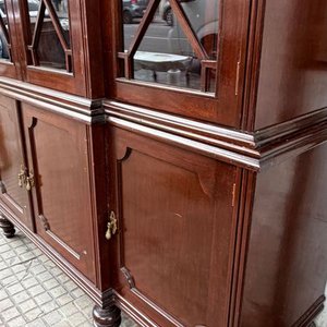 Gran Aparador Inglés de Madera Oscura con Puertas y Estantes - imagen 8