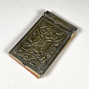 Lote siguiente: Porta Libreta Metálico Labrado con Figuras de Aves y Hojas de Vid