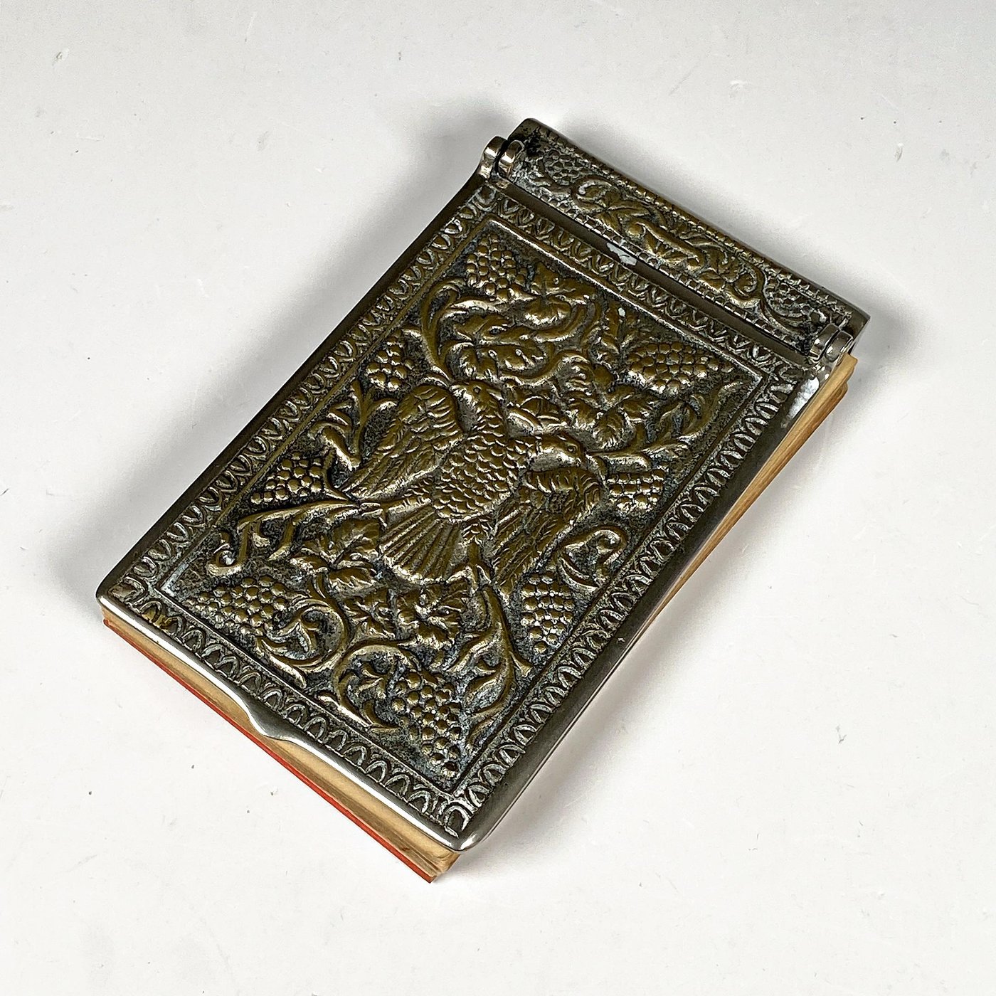 Porta Libreta Metálico Labrado con Figuras de Aves y Hojas de Vid