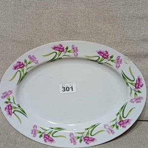 Lote siguiente: Fuente Ovalada Blanca con Flores Rosadas y Verdes