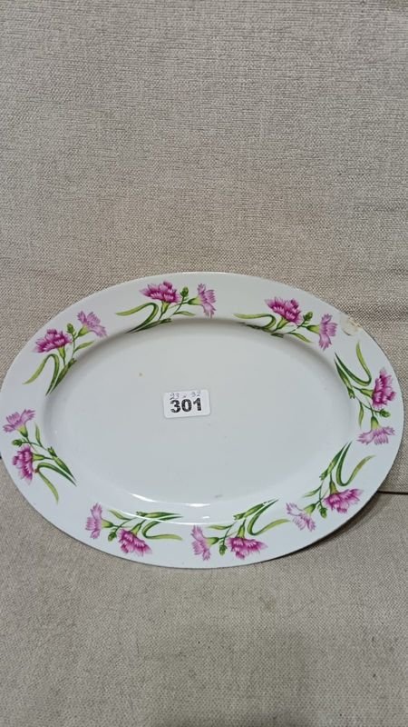 Fuente Ovalada Blanca con Flores Rosadas y Verdes