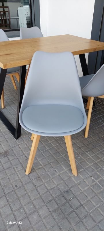 Juego de comedor mesa y sillas en muy buen estado - imagen 4