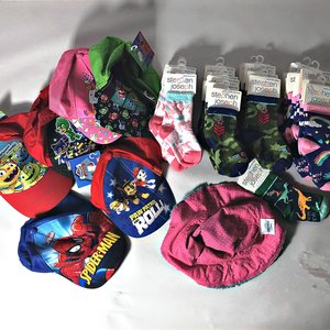 Lote de 35 Piezas: Gorros Infantiles y Pares de Medias - imagen 1