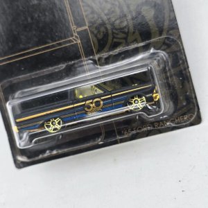 Hot Wheels 50 Aniversario '65 Ford Ranchero Negro y Dorado - imagen 2