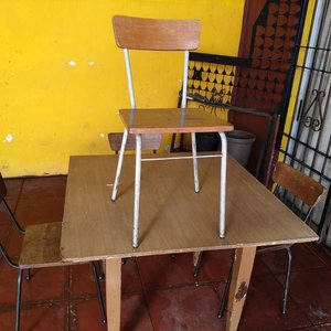 Mesa de madera con 4 sillas y almohadones - imagen 4