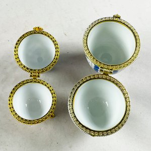 Dos Cofres Decorativos de Porcelana con Diseño Floral Azul y Dorado - imagen 2